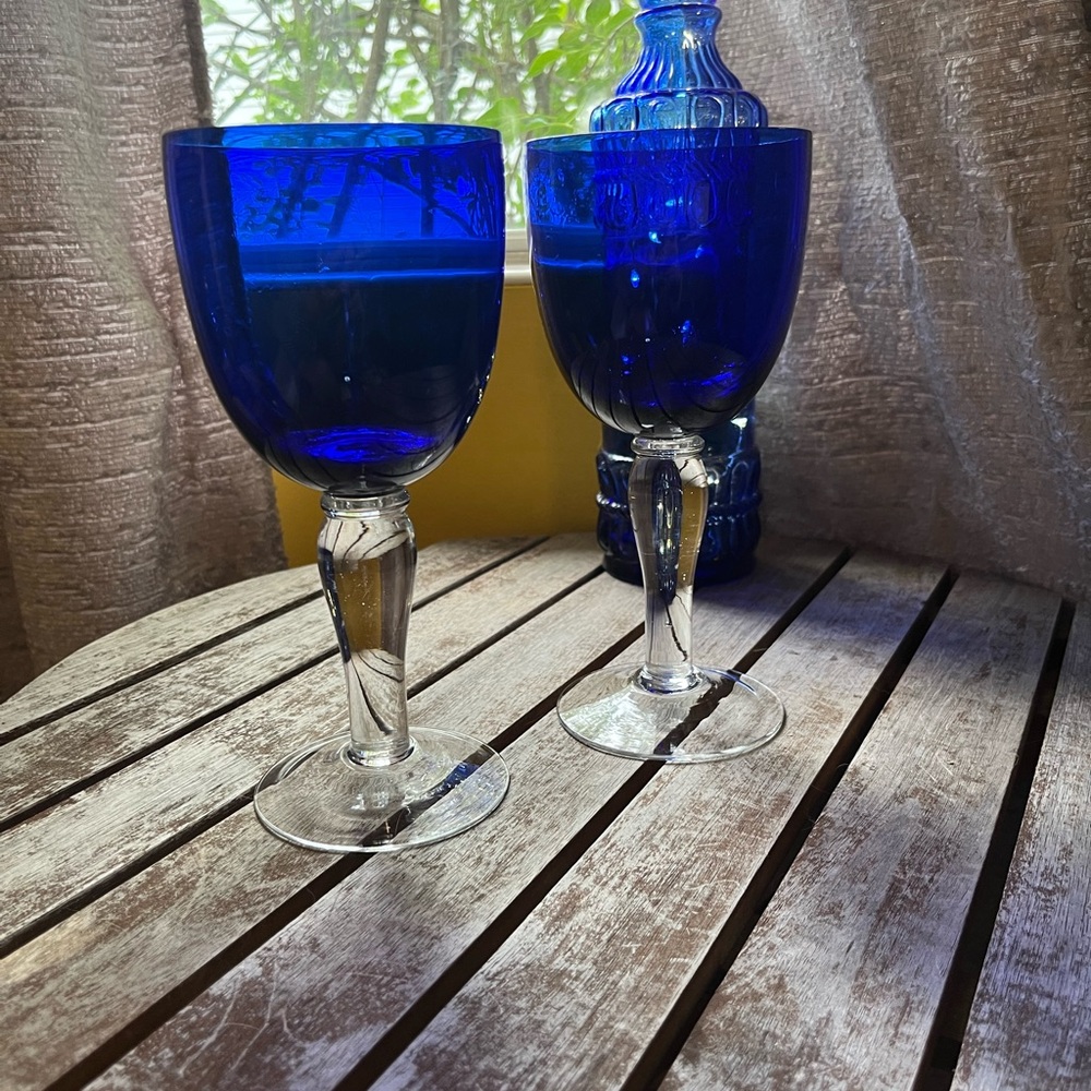 Set of 2 Elegant cobalt Blue Wine Glasses